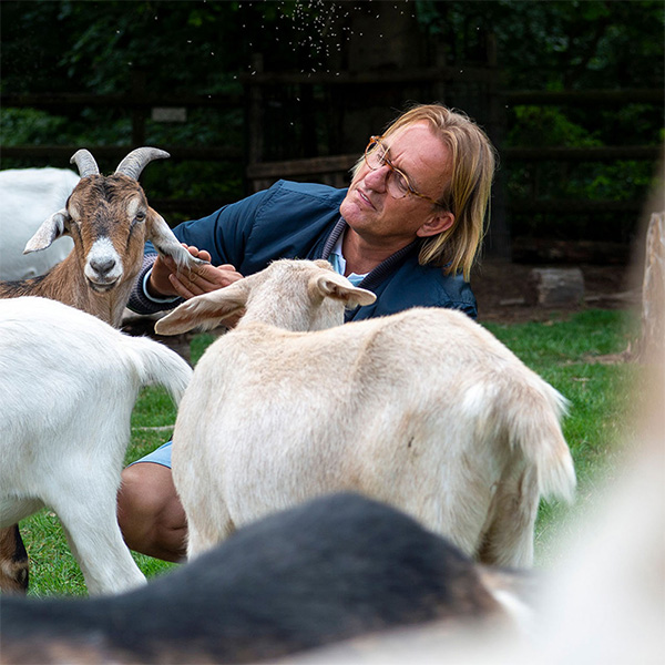 Frank Buchholz macht Station bei den lachenden Ziegen in Neukirchen-Vluyn, Bild: WDR/Melanie Grande
